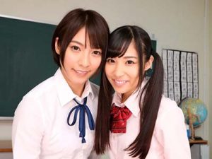 「おちんちんすんごいねぇ～」勃起チンポに興味津々のスクールガールがスカート履いたままアッヘアヘ♥