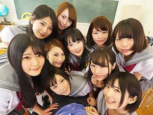 【VR】【超長尺VR！】純粋無垢な制服美少女10人とハーレム学園生活 女の子たちの真っ白なパンティの匂いをリアルに感じる350分 超ド迫力でパンティを楽しむノーモザイクVR