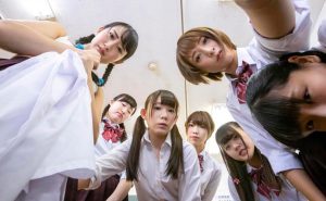 【VR】【身長10cmVR！】170cmの僕がちっちゃくなっちゃった！ 着替えを覗いてたらにイタズラされて摘ままれ・潰され・もみくちゃにされまくった！ 【こんなVRが見たい！祭 2019年】（spankbang）