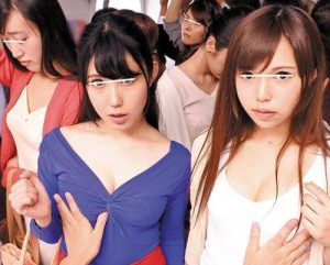 【VR】HQ超激的高画質 超奇跡！！まわりは女性ばかりの満員電車で色々な所が当たりまくり見えまくり！満員電車で女性専用車両じゃないのに偶然ボクのまわりだけ女性乗客ばかり！当然、女性のいい匂い・色っぽいうなじ・胸の谷間・しゃがんだらパンチラが見えたり…（avopvr00127）